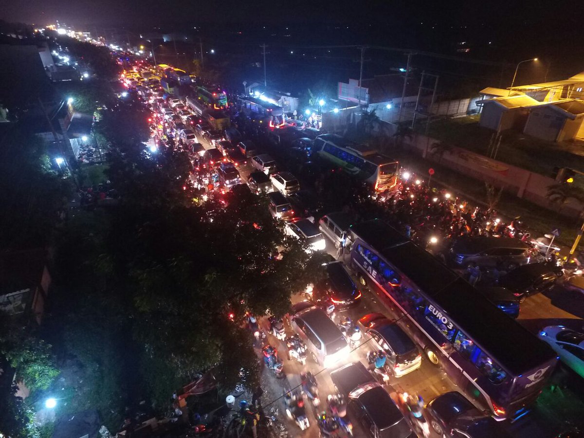 topfm951's tweet photo. Brebes malam ini @dispadj https://t.co/a4iZky5jrQ