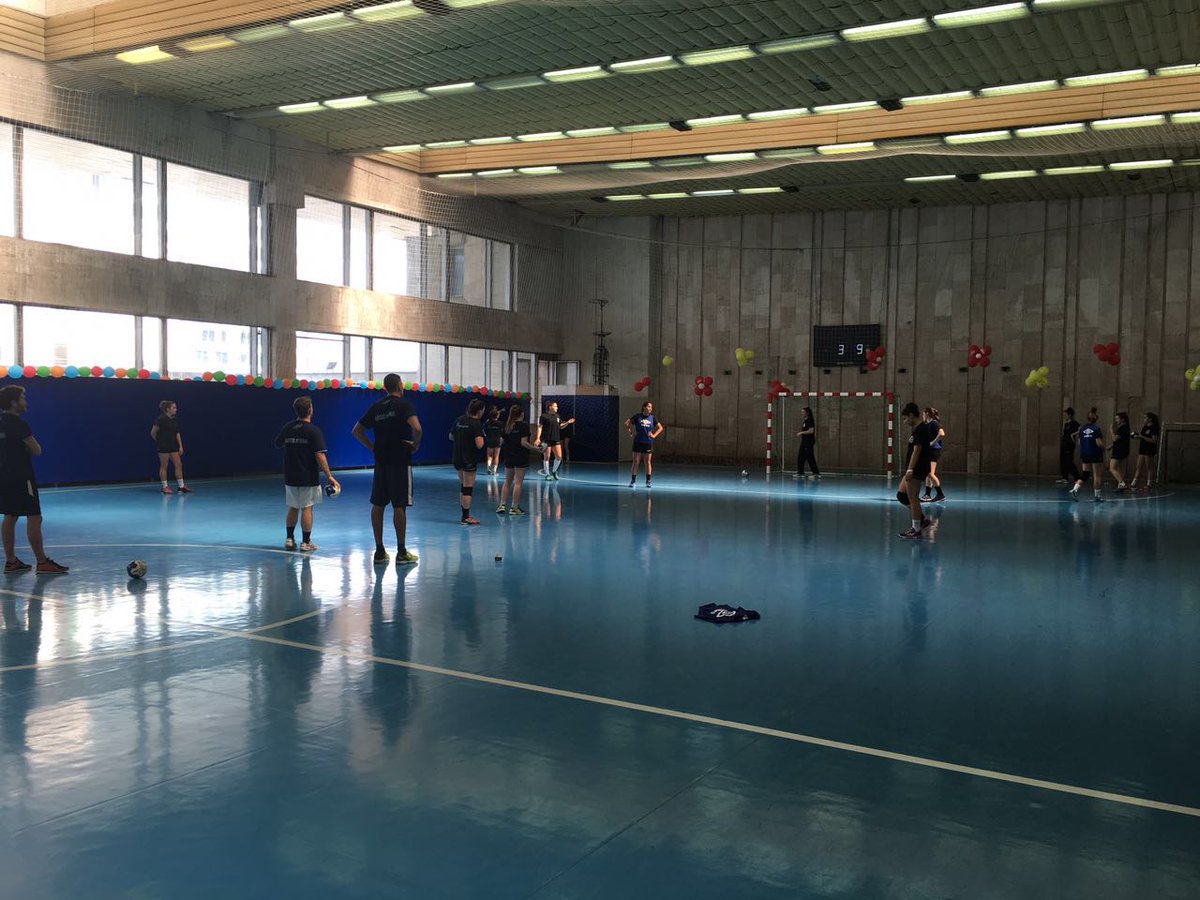 CAHandball's tweet photo. Entrenamiento previo al debut en el Mundial vs España, a las 14. En instantes rumbo al estadio. #LasJuniorsEnRusia. https://t.co/kjnfWmakXM
