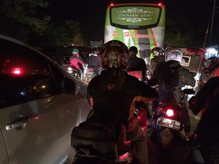 LeZatte's tweet photo. Info situasi Jalan Pantura Bulakamba arah Semarang. Sgt padat, motorpun bergerak tersendat @RadioElshinta @ntmcpolri https://t.co/Y9ZDz9Pyou