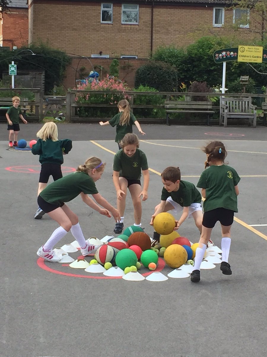 NorthTownPE's tweet photo. Lots of fun to be had with @NorthTownCR working on gathering nuts for winter! #firstFUNS https://t.co/8rRay0jMvN