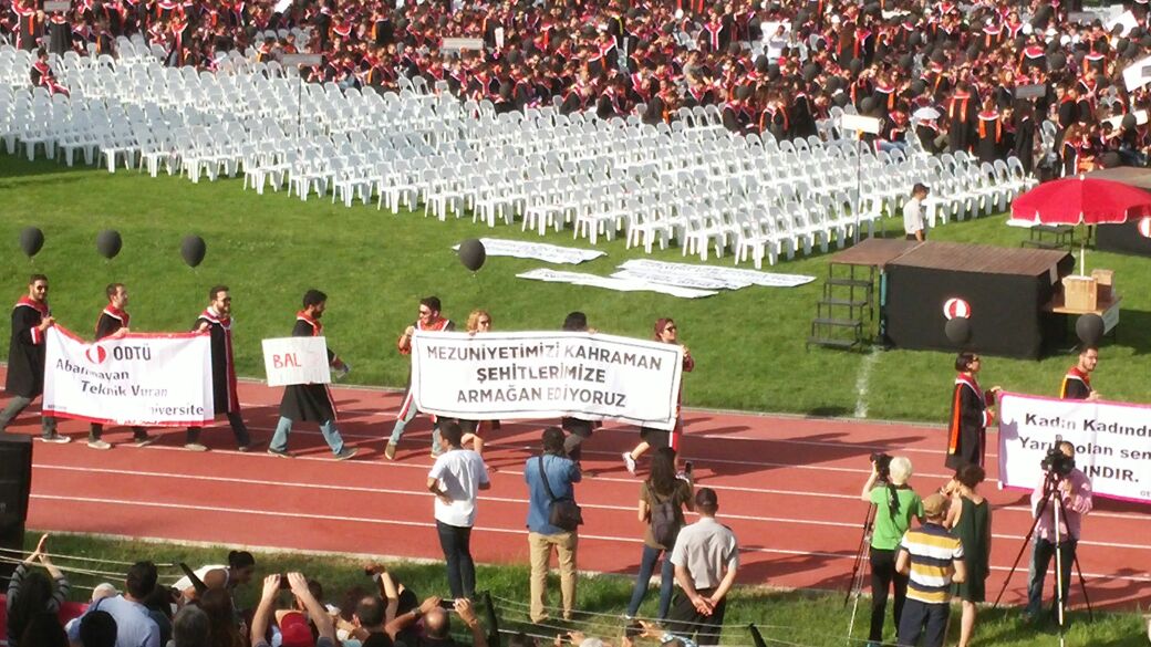 Mezuniyetimizi Kahraman Şehitlerimize Armağan Ediyoruz!
  #ODTÜ 2016 Mezuniyet Töreni