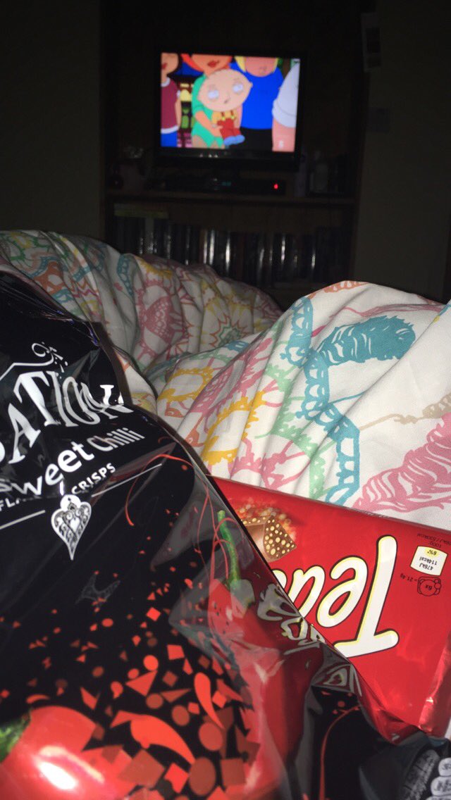 Little_Dhampirx's tweet photo. #Simpsons #FamilyGuy crossover ๐๐ซโ๏ธ #ThaiSweetChill #Crisps #Maltesers #TeasersBar https://t.co/2WQBdW0so1
