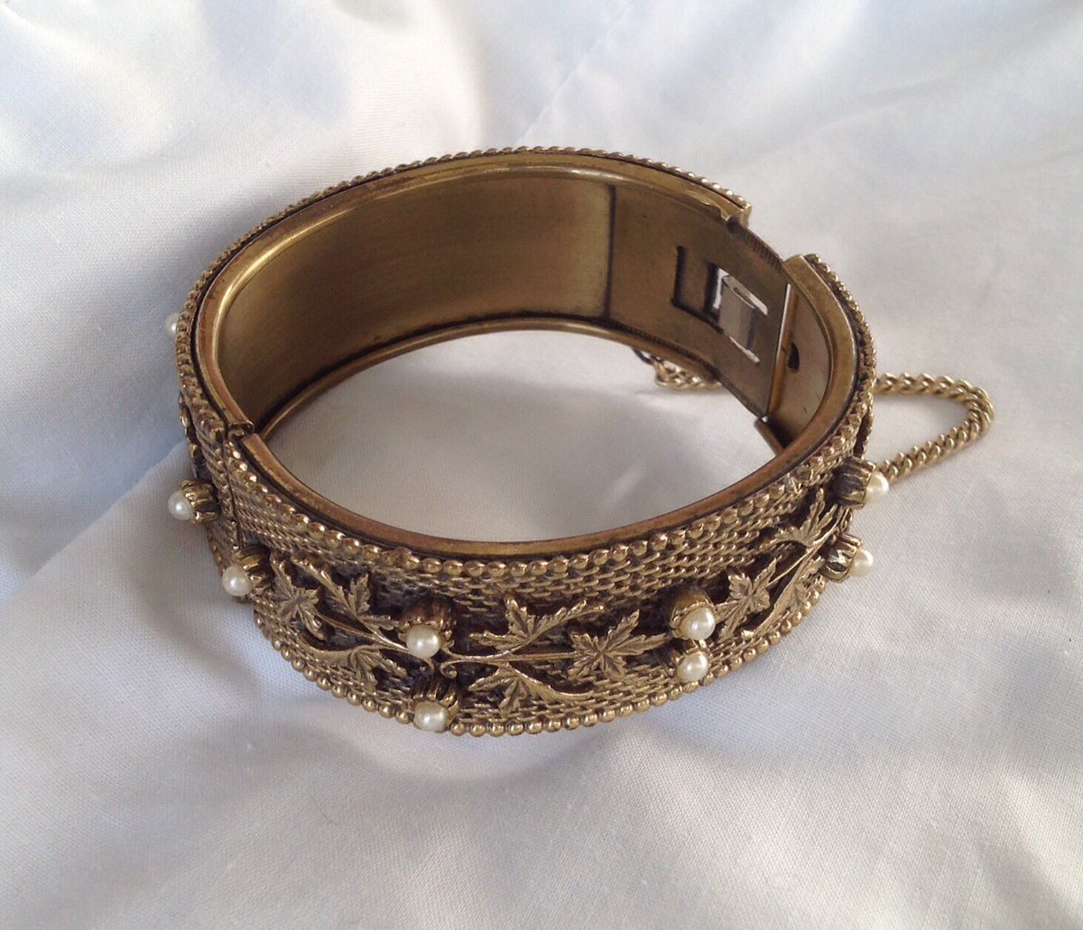 arosereads's tweet photo. #Victorianbangle make that victorian revival bangle #etsyvintage #vintagejewelry https://t.co/h78a180RIN
