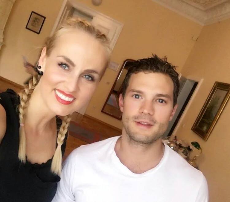 AmeliaWearner's tweet photo. WHO'S THIS BLONDE GIRL, BABY?! @JamieDormant, where did you put your hands?
#JamieDornan https://t.co/dWCkC3kKc7