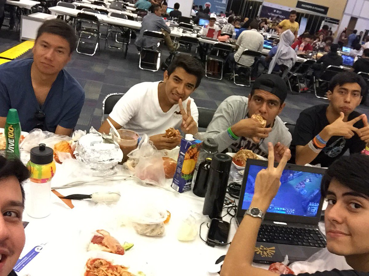 Neowalas's tweet photo. @Campuspartymx mi mejor momento conocer gente y convivir con ellos #CPMX7 #CPMX8 https://t.co/OCLm9REEfq