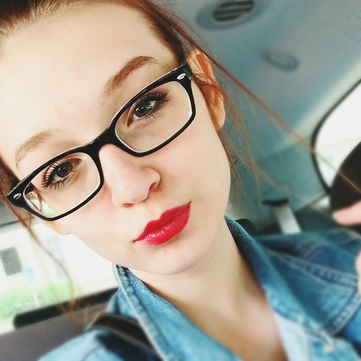 DeAnnaStrong123's tweet photo. 💙Living life day by day and minute by minute💙  #maccosmetics #greeneyes #redlips #2percentoftheworldhasgreeneyes https://t.co/dB3zNpDnG3