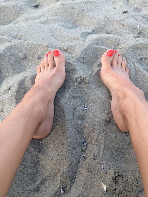 Red toes...chilling after failed my driving test 😢 https://t.co/XorQwZx0dt
