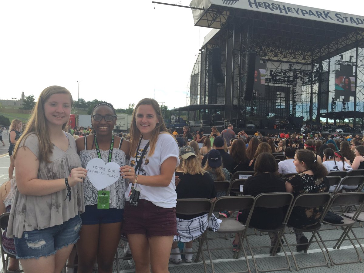 SBF at the 5SOS concert last night! :) -Danni💙