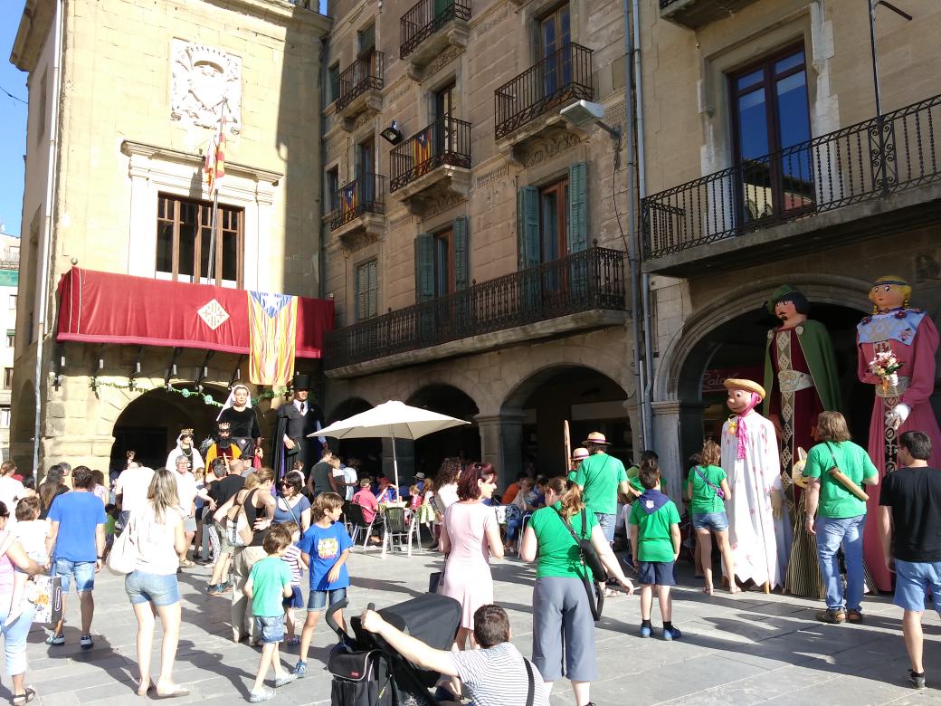 RogerdeVic's tweet photo. #Xurriacada2016 de la #FMVic2016 #Vic #Gegants #Culturapopular @gegantsrieravic  gegants del barrio de Santa Anna https://t.co/cjAZ2Rw66U