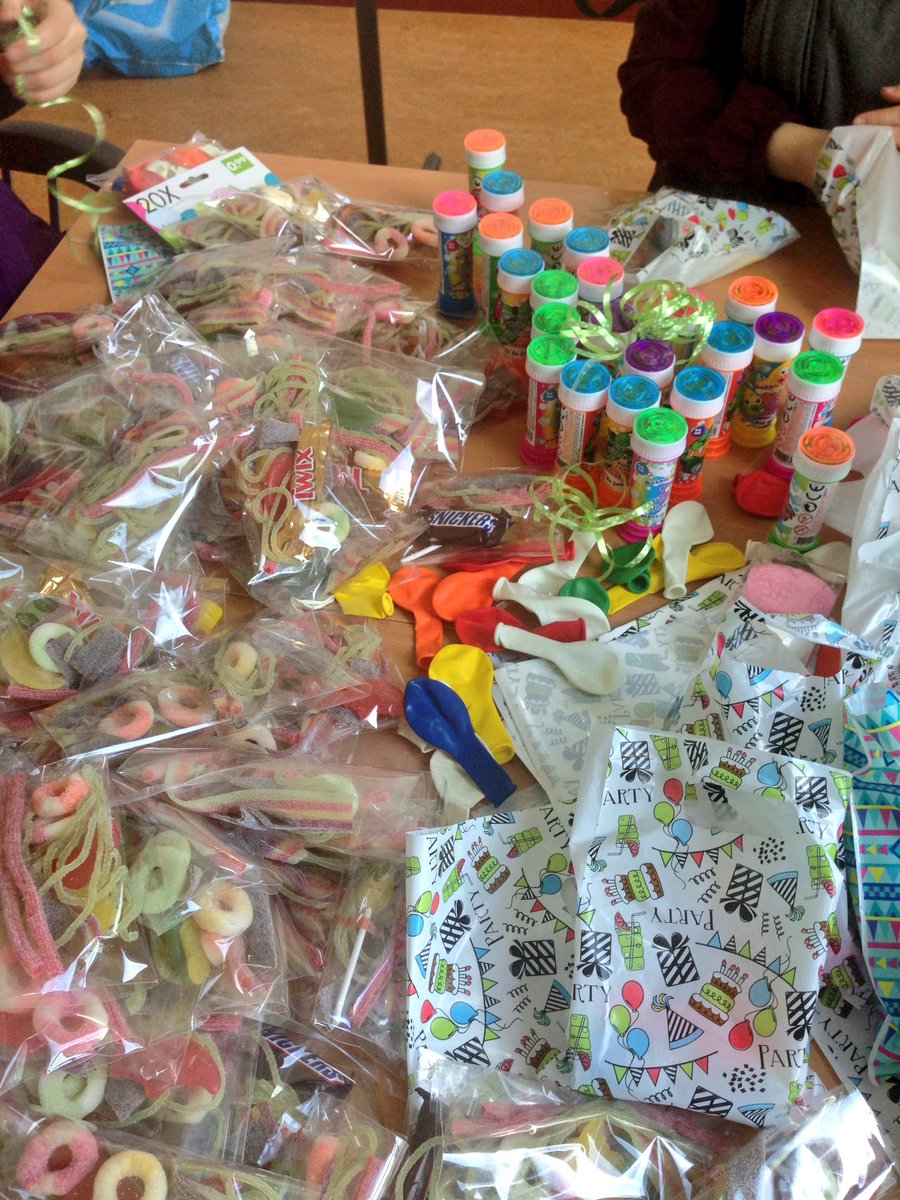 Voorbereidingen vluchtelingen cadeaus suikerfeest in volle gang! #suikerfeest #goededoel #zeist #noodopvang