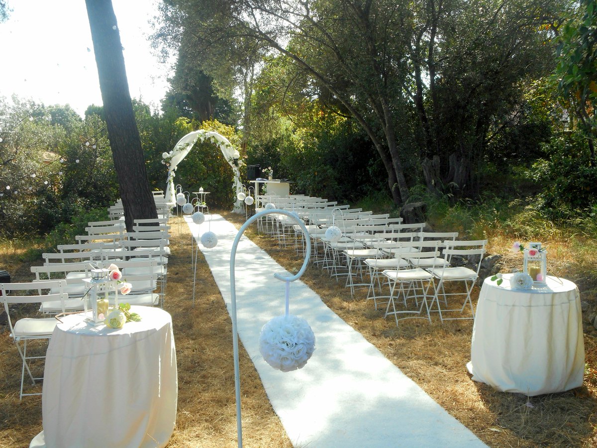 EVENESSENCES's tweet photo. cérémonie laique 11 juin 2016 #officiantcérémonielaiquevar #weddingplanner #organisateurmariage  #mariagechmpêtre https://t.co/2ZuUDudHtT