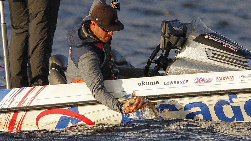 RonnieMooreBass's tweet photo. Followed @WheelerFishing on the final day of the @BASS_nation Oneida Open; his day in photos https://t.co/ctE0wlNy1h https://t.co/ivD8eH7vTP