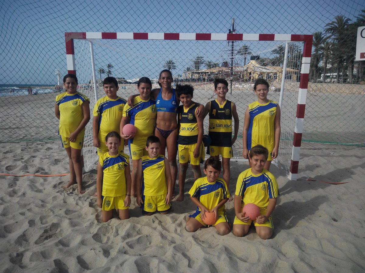 BmCdoriol's tweet photo. @balonmanoplaya_  Gracias  @RaquelCaDo nuestros peques han disfrutado del Bm playa en el #Arena500 playas Orihuela! https://t.co/Ldbiq9KwKS