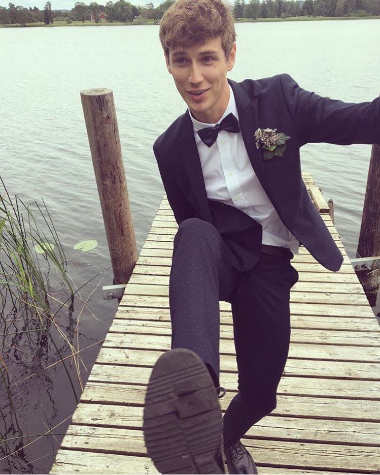 Back in Sweden for the weekend. This wedding got me all groovy and missing one arm.