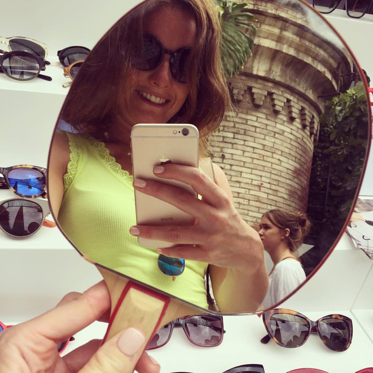 EloiseSpecs's tweet photo. Recta final de #PaloAltoMarket y ya sois muchas las que os vais con gafas nuevas. Gracias @enarah por la foto! https://t.co/YTw867m0OB