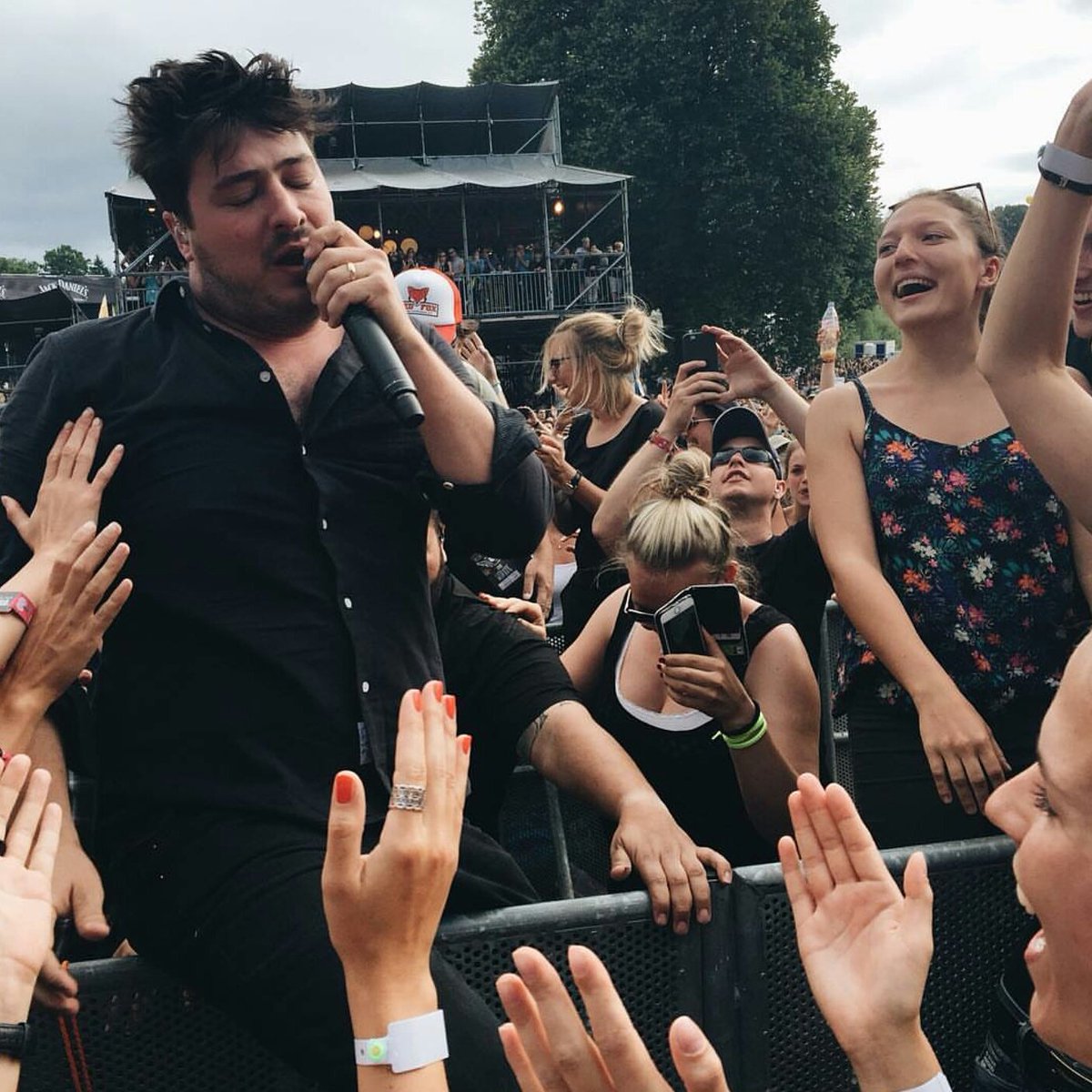 MumsonFans's tweet photo. Marcus during Ditmas from Switzerland tonight  (right now?) 📷 millelafleur and b_chrispy #mumfordandsons https://t.co/TAFUbeG4gp