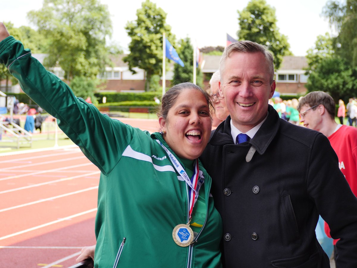 Met <a href="/ericvanderburg/">Eric van der Burg</a> op de foto, dat wilde kampioen G-athleet Zarina. #Deal! #SpecialOlympics <a href="/SONS2016/">SpecialOlympics2016</a>