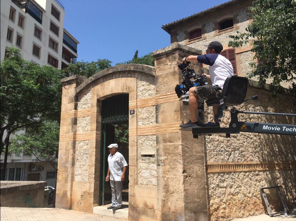 RCDMfotografias's tweet photo. En una imagen la peli del centenario dirigida por @MarcosCabota. En la otra el propio Cabotá hace 18 años. #Unodinoi https://t.co/YEWtfaTADu