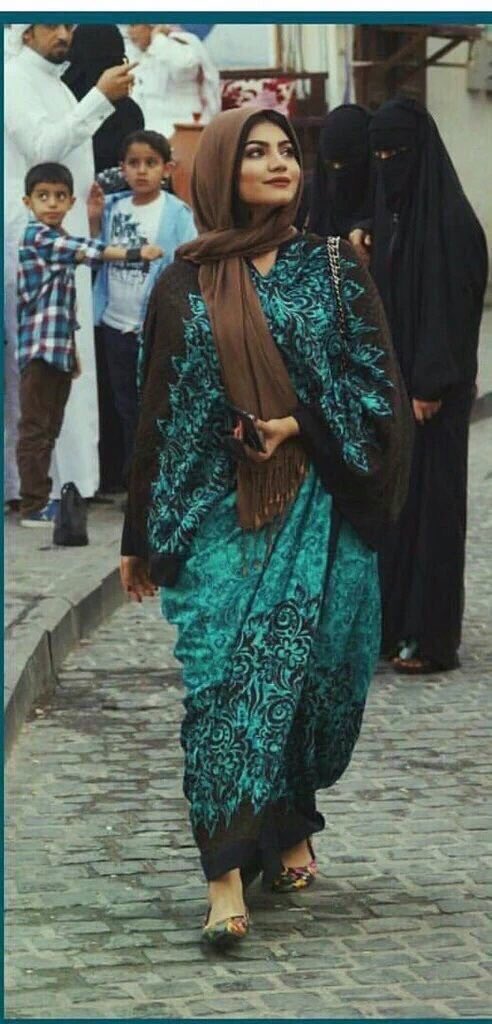 Cvaley_'s tweet image. اذا رحت لعزيمه ومرت من عندي وحده لابسه نفس لبسي وانا مابعد فصخت عباتي :