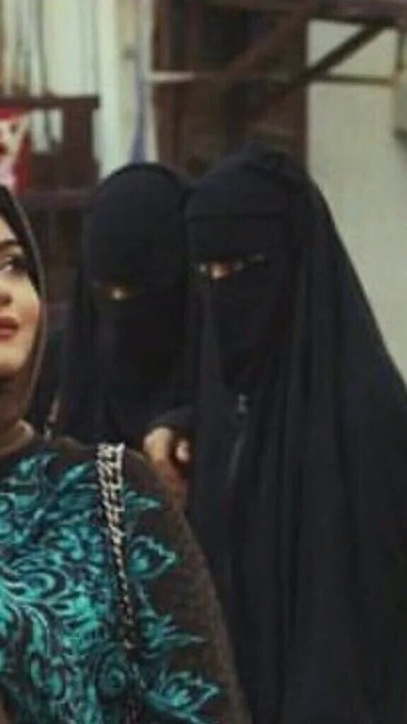 Cvaley_'s tweet image. اذا رحت لعزيمه ومرت من عندي وحده لابسه نفس لبسي وانا مابعد فصخت عباتي :