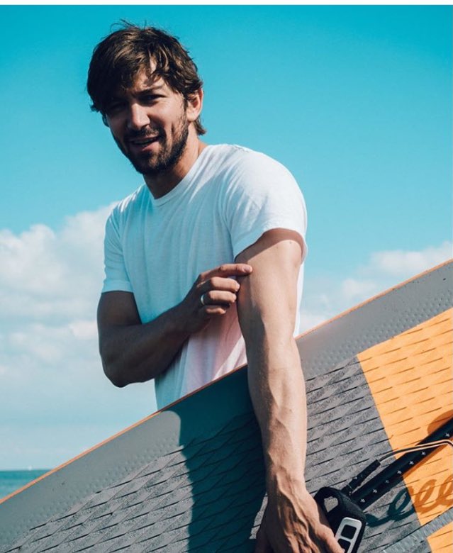 ValeeCascio's tweet photo. #Daariobuttday propongo anche l'altro lato di @Michiel_Huisman (e ci metto un #escilo che male non fa!) #OneLove https://t.co/qldYt4U4If