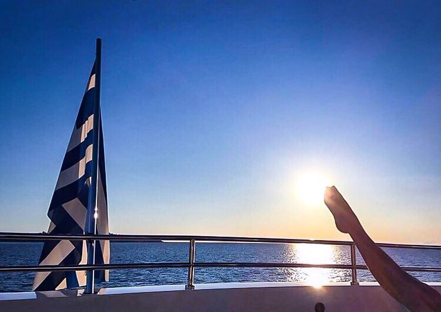 Serenapoon's tweet photo. Sundays in the South of France 🇫🇷⚓️ #toekiss💋☀️ #SerenaLoves #4thofJulyweekend #sainttropez #travel #yachtlife #chef https://t.co/0dDRVhWx1a