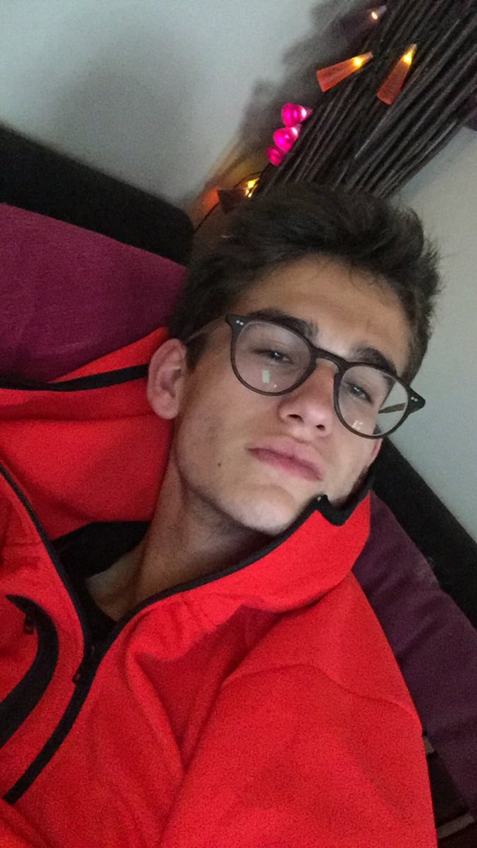 Oscarapace's tweet photo. Glasses 🤓 https://t.co/zZYeTHUp9O