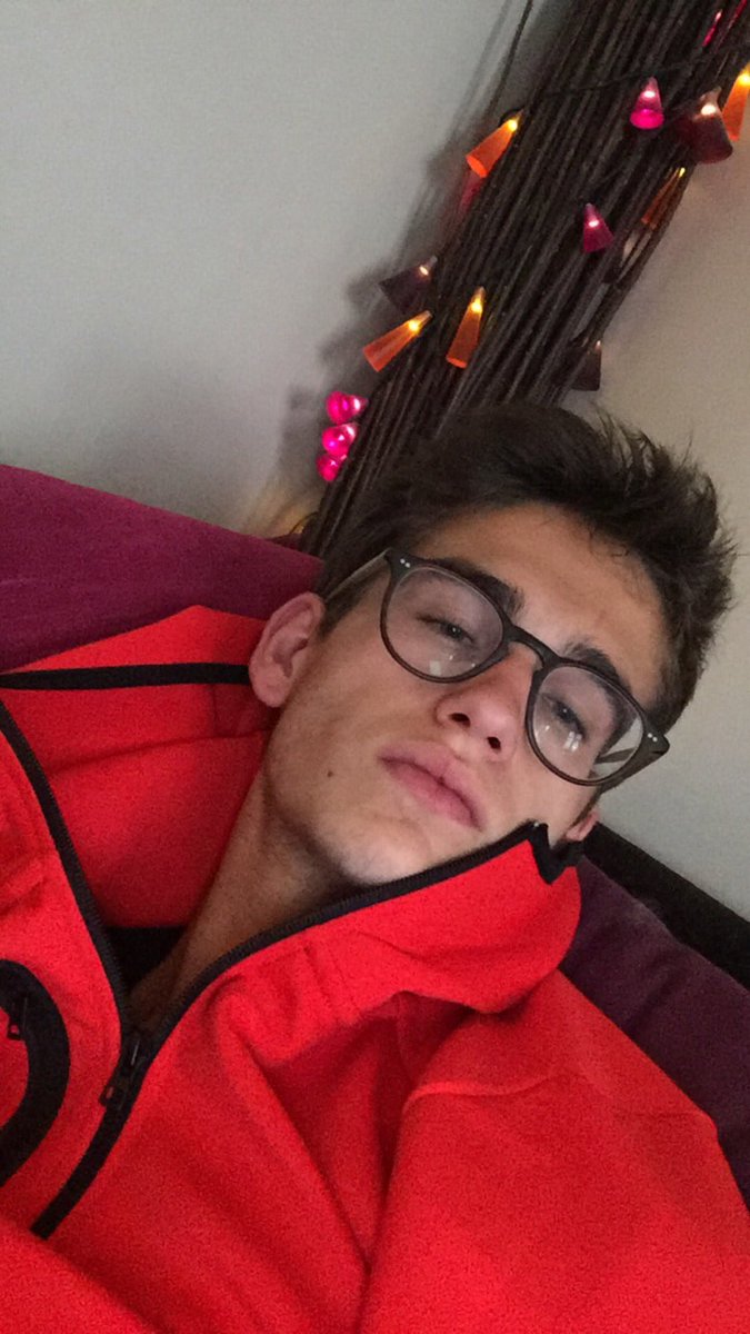 Oscarapace's tweet photo. Glasses 🤓 https://t.co/zZYeTHUp9O