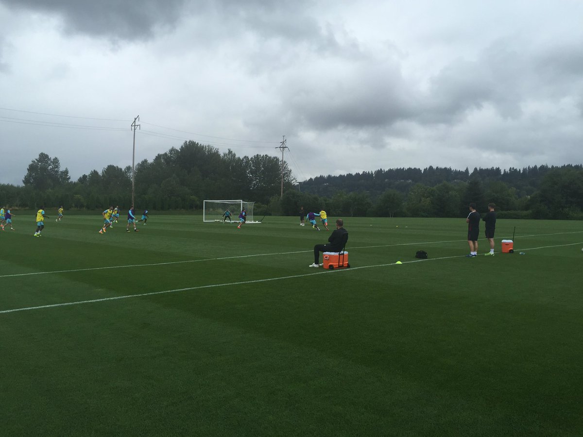 Slaven gets comfy as he oversees training ⚒🇺🇸 #WHUSTour