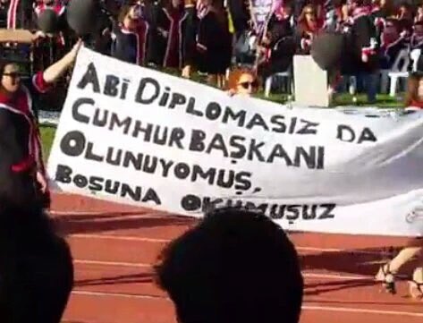 sgdfiletisim's tweet photo. #ODTÜ'de mezuniyet töreninde gençlik pankartlarıyla Saray'a mesaj verdi. https://t.co/ksjPWnHoPH