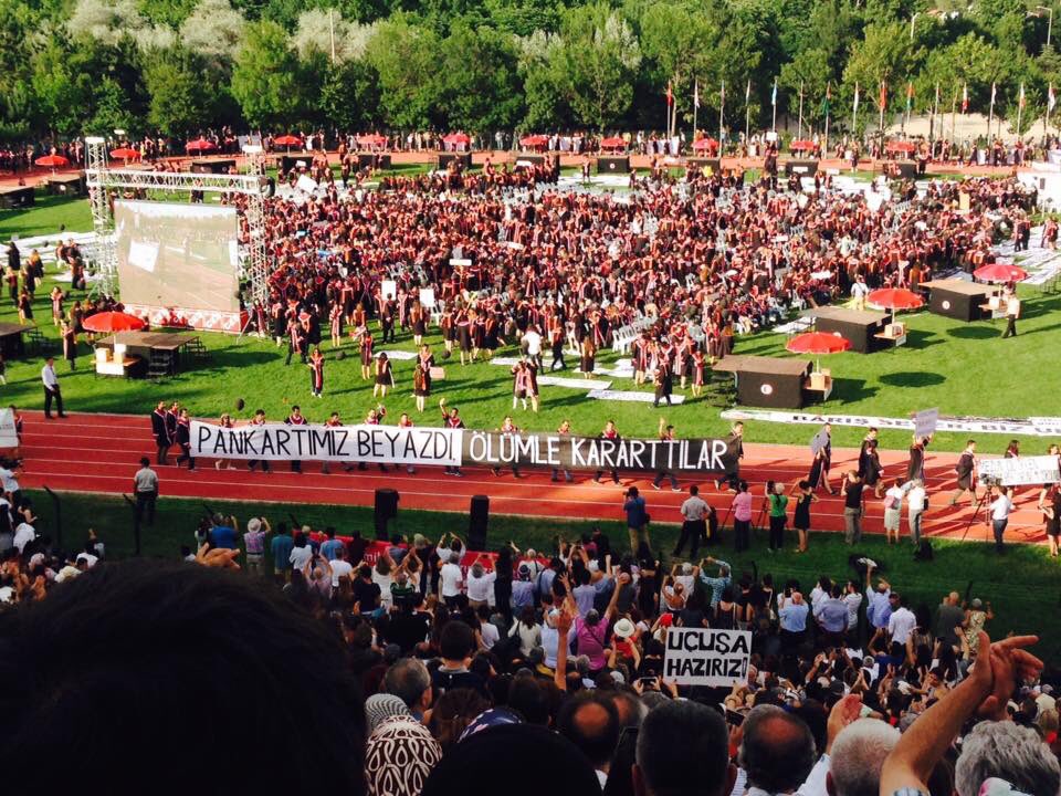 sgdfiletisim's tweet photo. #ODTÜ'de mezuniyet töreninde gençlik pankartlarıyla Saray'a mesaj verdi. https://t.co/ksjPWnHoPH