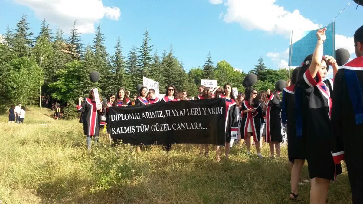 sgdfiletisim's tweet photo. #ODTÜ'de mezuniyet töreninde gençlik pankartlarıyla Saray'a mesaj verdi. https://t.co/ksjPWnHoPH