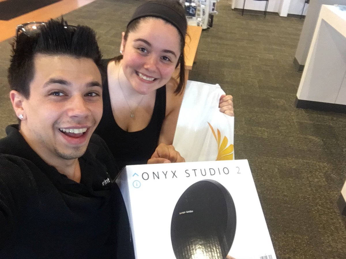 MatlesTowers7's tweet photo. @emilycoolman enjoying a new iPhone and speaker for 4th of July! @NellySamara #danfromsprint https://t.co/mxGPZirDF4