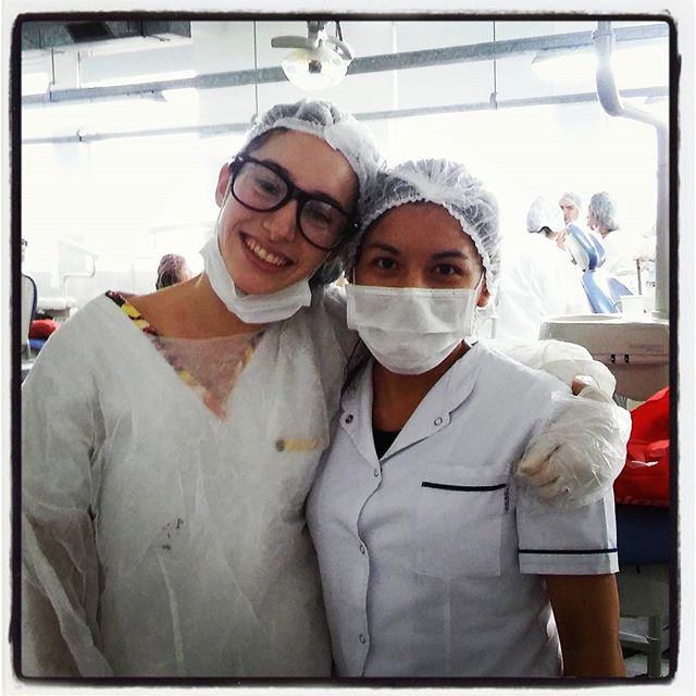 EndodonciaUba's tweet photo. Alumna agradecida con la #asistente por que terminó 2 conductos en el día! #comisionB #endouba #endodoncia2016 https://t.co/0LYlM11oAv