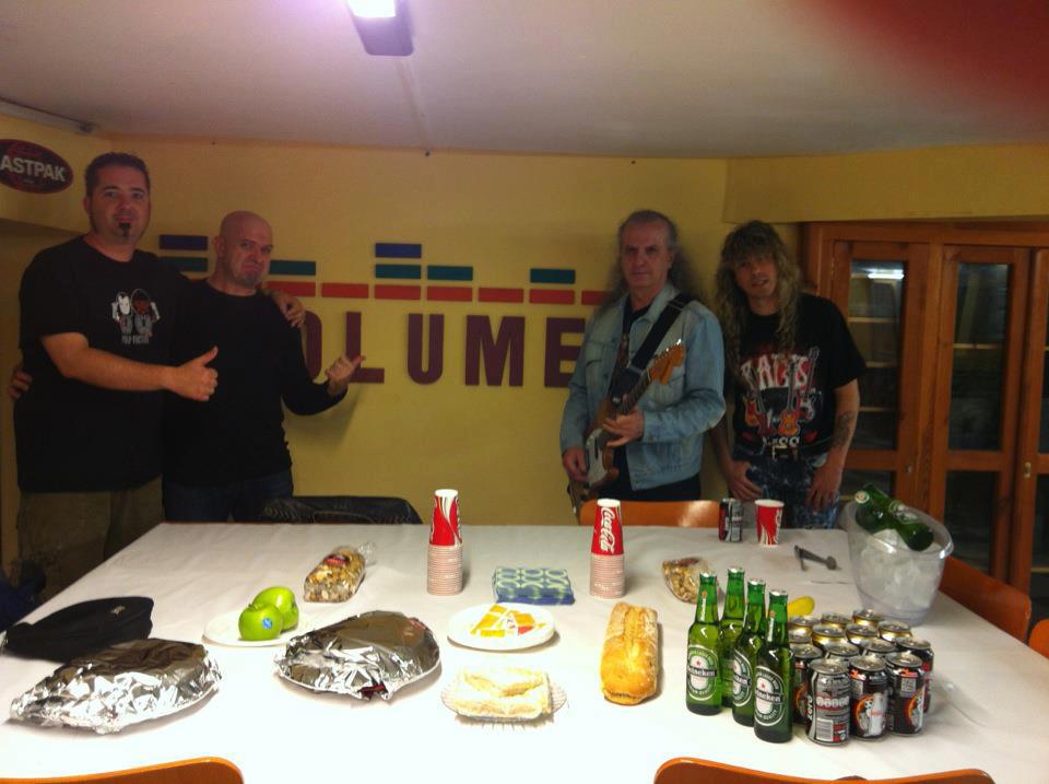 AMVolumenCastro's tweet photo. Barón Rojo visitó nuestro local en 2012 en nuestra edición de Castro Rock. https://t.co/2NOFbu2LcK