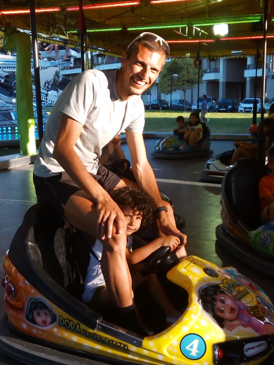AmayaSanfabio's tweet photo. Así recupera, disfrutando en familia, @VillalobosPablo después de ser 3° en @FlyschT #Zumaia #churros #FlyschT16 https://t.co/vDFPzTSraG