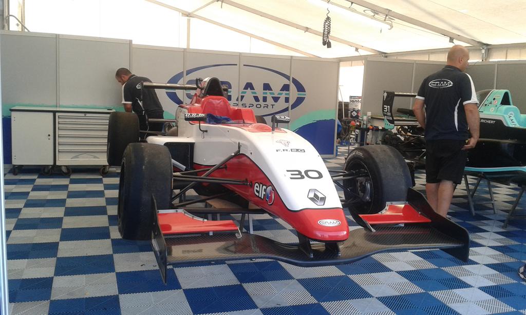 annaleidi's tweet photo. Paddock #formularenault 2.0 #peroniracingweekend https://t.co/EmzkR2BK0k