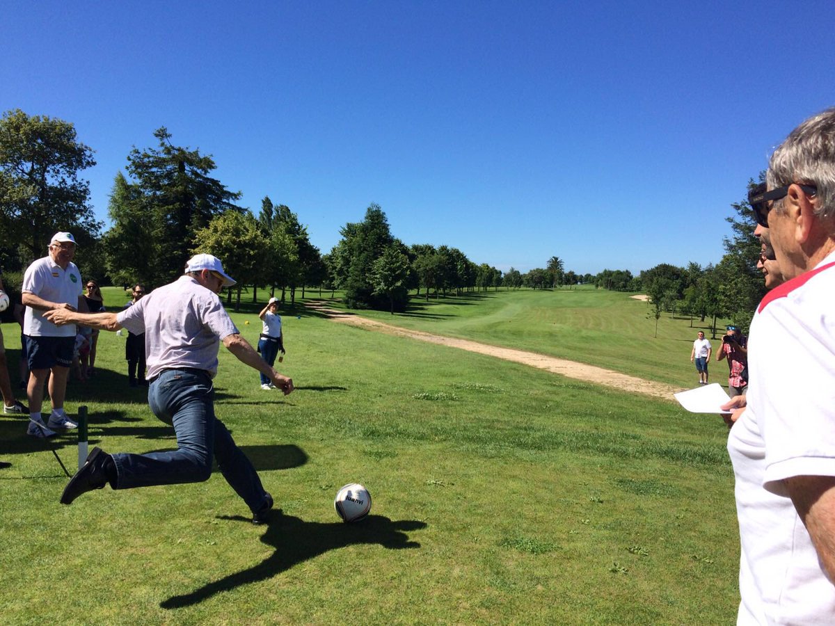 Tarde de futgolf en La Llorea | Éxito de participación y asistencia en el primer torneo asturiano de la modalidad