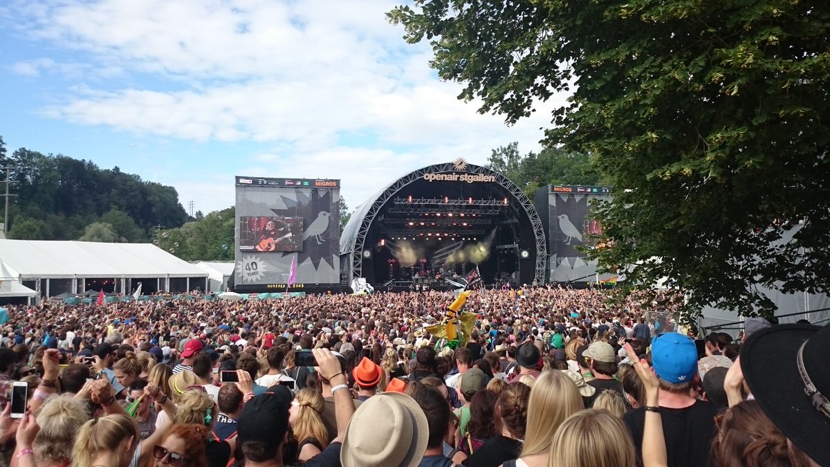 ManuelaMaze's tweet photo. Like the very best end of a fantastic festival 🎉😍 #oasg16 #oasg #mumfordandsons @OASG @MumfordAndSons https://t.co/jgPffx2jHM