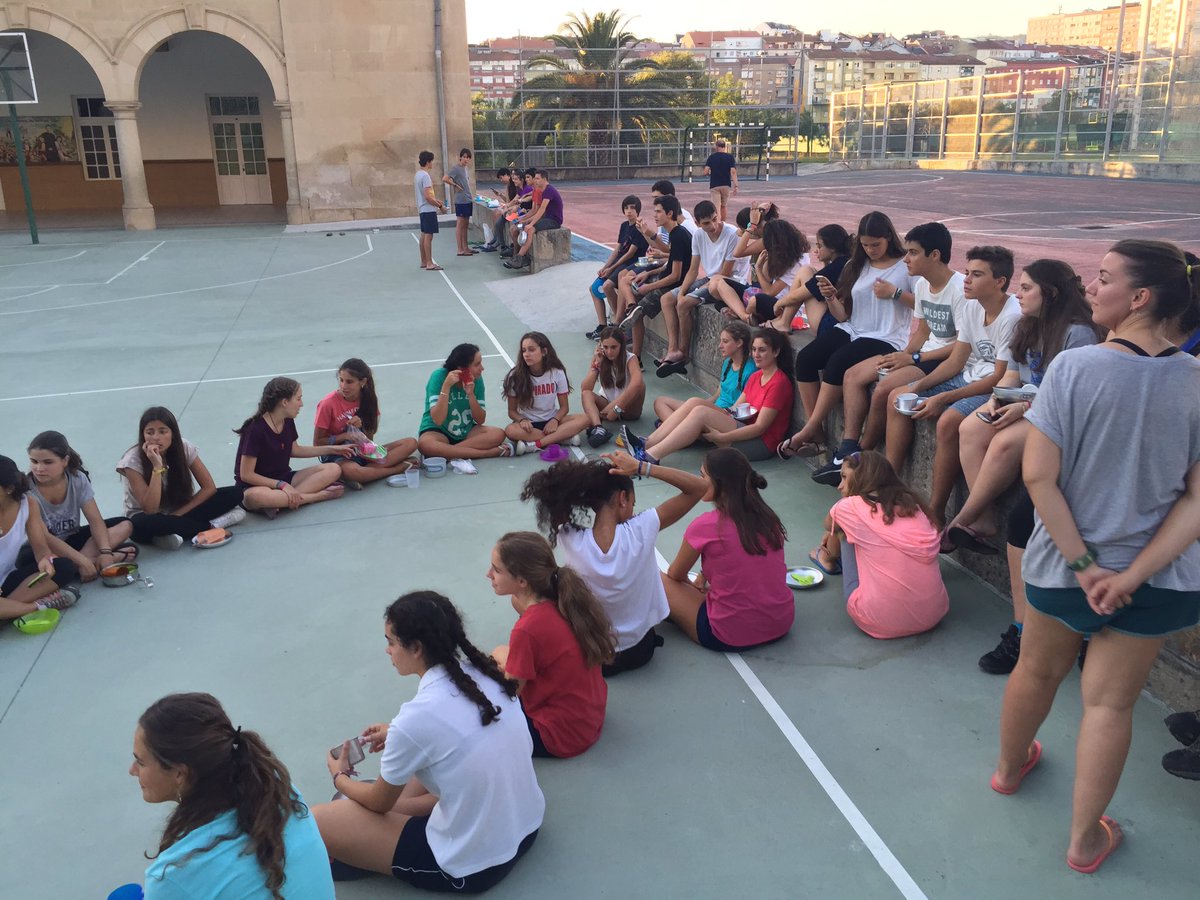 fuegonuevosoto's tweet photo. #empapa2 #Camino2016 Esperando la cena en #Orense @FNCastilleja @FuegoNuevoIBVM @FuegoNuevoLeioa @IBVM_Irlandesas https://t.co/H3nsW0N0iN