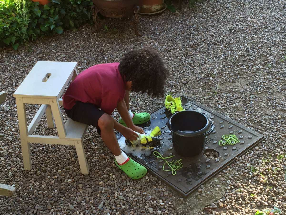 Akinbiyi10Real's tweet photo. Start him early👍🏾 #grassroots ⚽️ bring back YTS/academy boot cleaning💦💦#Respect https://t.co/cZbWDpGFNw