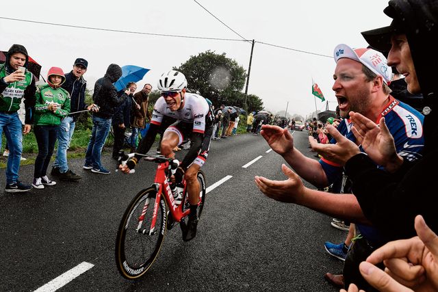 Allez, allez Jasper! Draaien met die benen! - reportage vanuit volgwagen <a href="/Jasperstuyven/">Jasper Stuyven</a> nrc.nl/handelsblad/20…
