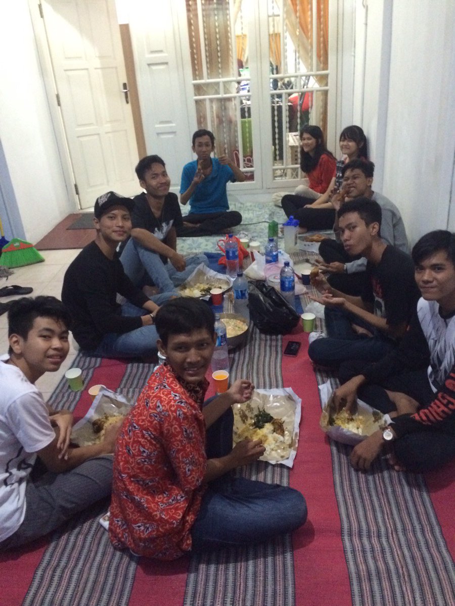Yossha48_INA's tweet photo. Oh iya nih pict waktu bukber Yossha48 tanggal 17 Juni di kediaman leader @A_Vincent48 hehehe #KalSyah https://t.co/4ny9oYdkvf