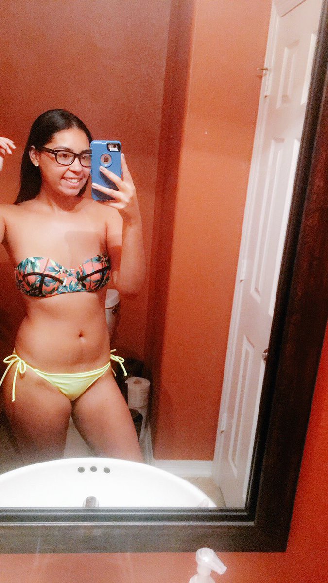 risaaraynee_'s tweet photo. fun in the sun 🙄👙 https://t.co/j7mvZUQoHF