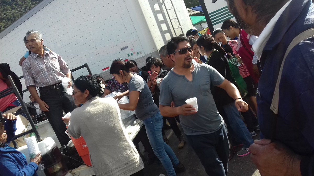 #Desdeelbloqueo pozol, cafe y pan reparten organizaciones para apoyar a naestros este domingo #CNTE