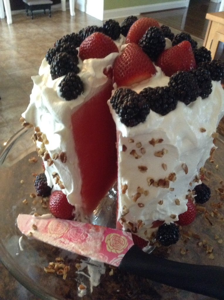 heatherbeamatz's tweet photo. LOL! Surprise! It's watermelon, not cake! #TastyTho https://t.co/oADZtUtImR