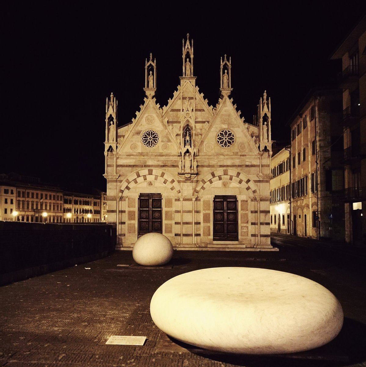 Kan Yasuda
"Touch the time"
Galerie en plein air #Pisa 
#white #night #marble &amp; #architecture #archilover #Tuscany