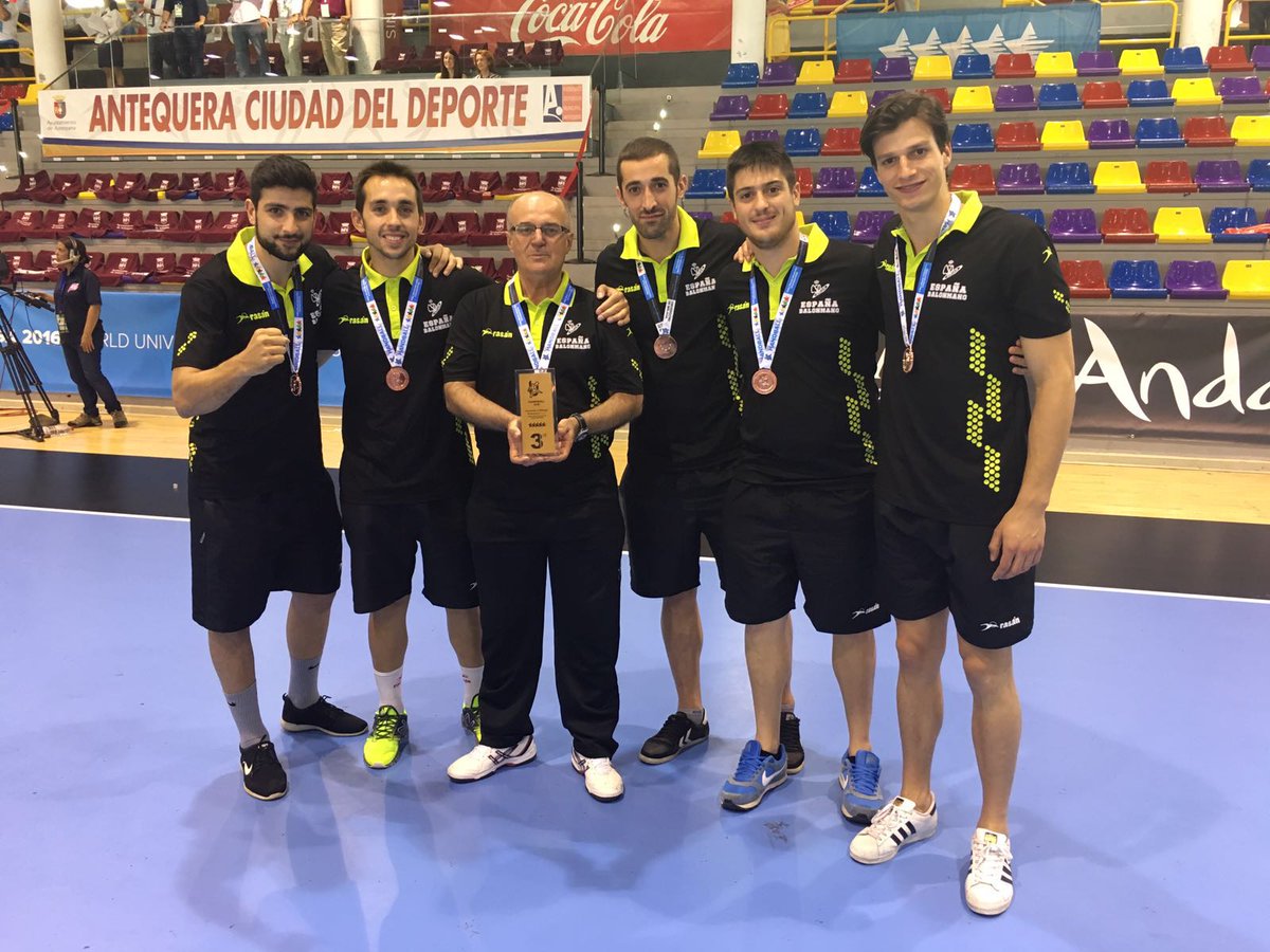 FAndaluzaBM's tweet photo. Los-as andaluces y andaluzas que han participado en el @wuchandball2016 muestran sus preseas @RFEBalonmano https://t.co/93r1PTgJim