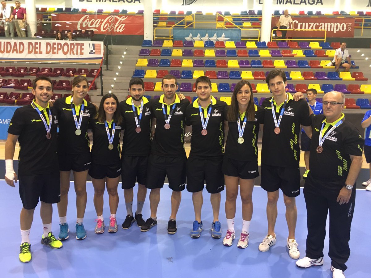 FAndaluzaBM's tweet photo. Los-as andaluces y andaluzas que han participado en el @wuchandball2016 muestran sus preseas @RFEBalonmano https://t.co/93r1PTgJim