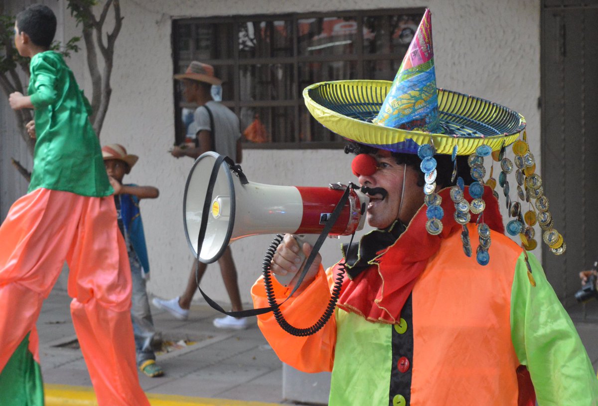 jayeechi010's tweet photo. Con un colorido desfile teatral, proclamamos arte por las principales de Riohacha. #Teatrízate2016 https://t.co/nt6WOzuqyI